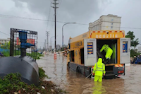 今年首个“红暴”！伟德国际1946排涝“急先锋”暴雨中前行......